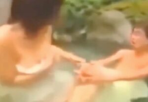 [テレビエロ]秋田から女子アナがお風呂中継！今じゃ絶対無理なお宝映像【エロエモ】の画像